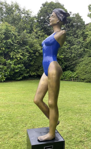 Statue de femme en pied avec un maillot de bain bleu - sculpturecontemporaine